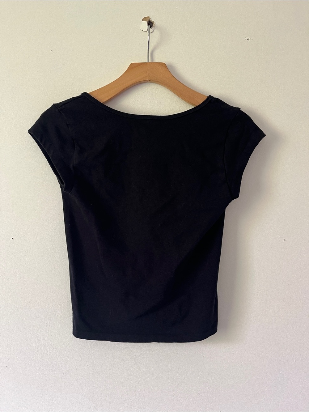 Sincerely Jules Women's Black Scoop Neck Back Cap Sleeve Top